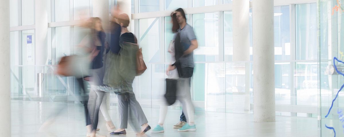 Arbeitsgruppe im Freien auf dem Rasen