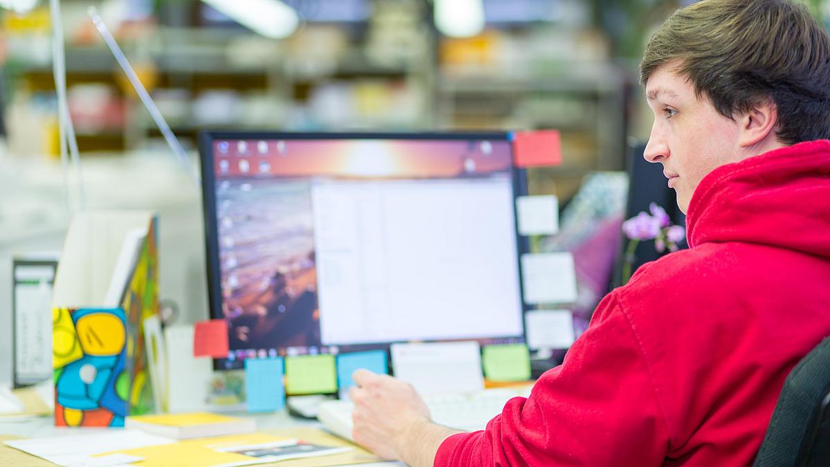 Eine Person arbeitet an einem Computer.