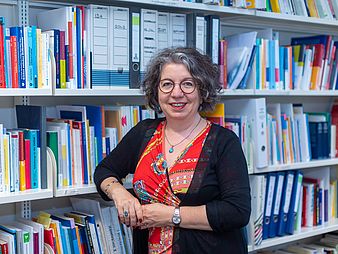 Yasemin Karakaşoğlu in ihrem Büro.