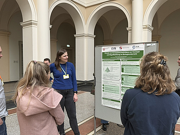 Reger Austausch an Vanessa Freemanns Poster