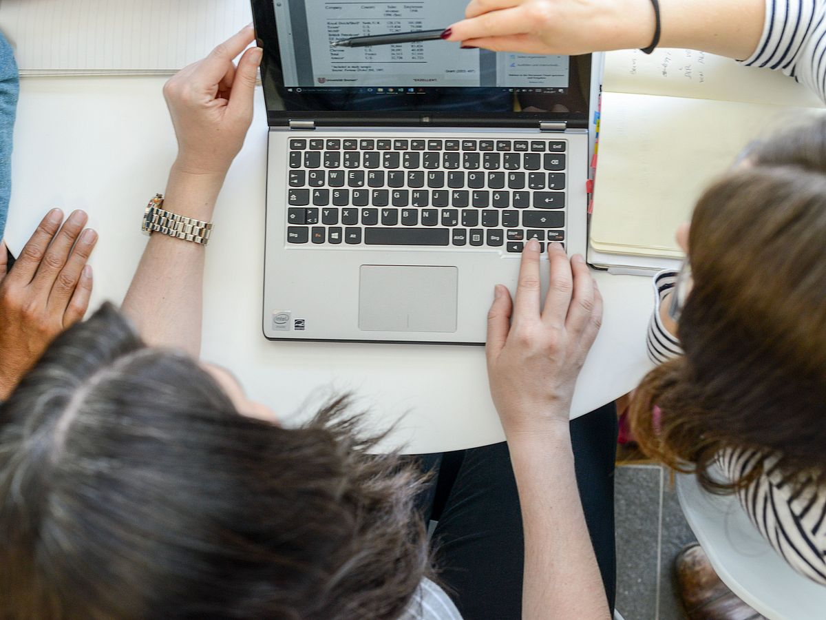 Menschen arbeiten am Laptop.