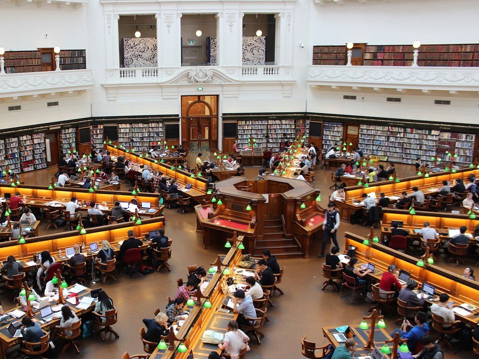 Library-AndrewTanaufPixabay Lesesaal einer Bibliothek