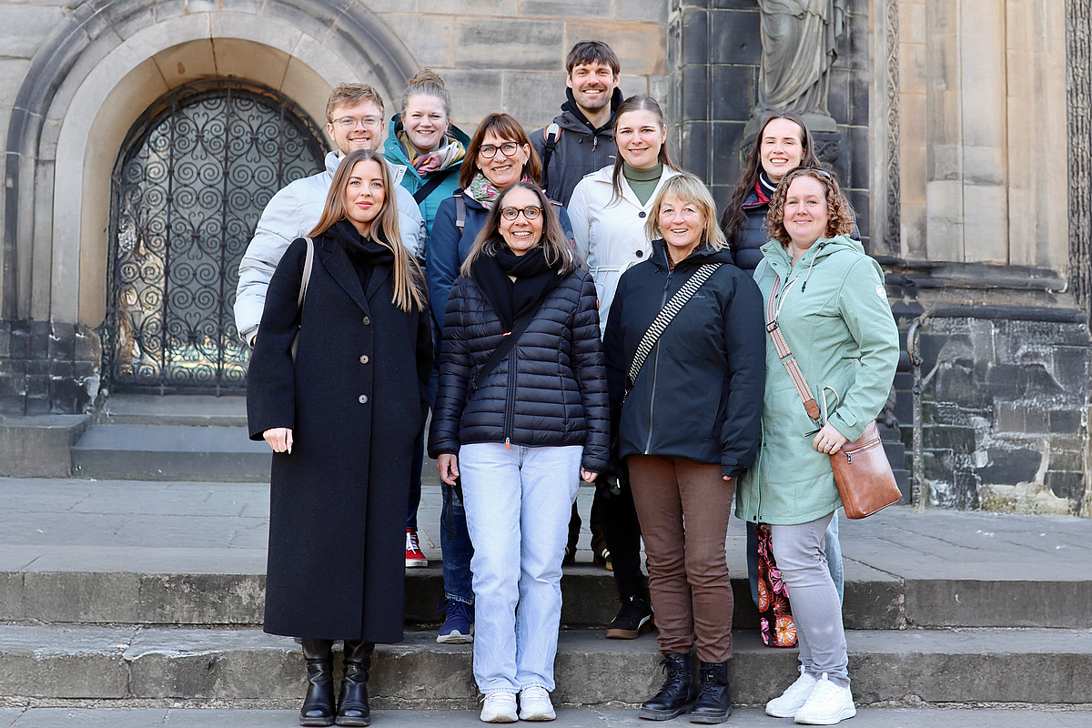 Eine Gruppe steht auf den Domtreppen in Bremen.