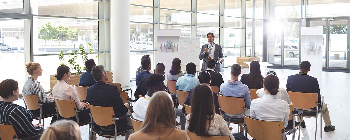 Konferenz Sprecher mit Publikum