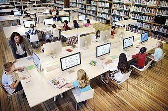 Diverse education shoot Schüler sitzen vor Computern