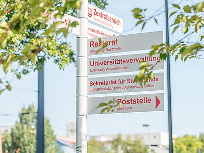 Schilder zur Orientierung.