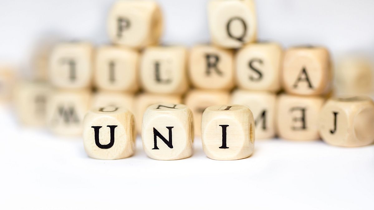 Cubes form the word „Uni“.
