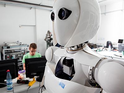 Der Kopf eines humanoiden Roboters in einem Labor.