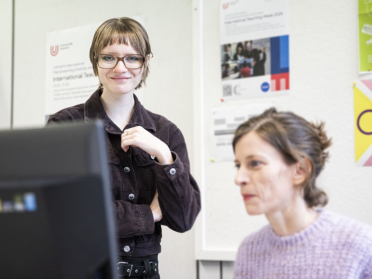 Studentische Teamassistentin Lucie Rugen bei der Arbeit.