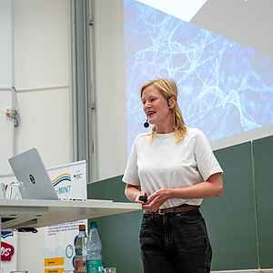 Dr. Theresa Bick hält einen Vortrag zu Künstlicher Intelligenz in der Industrie