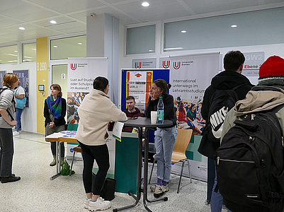 Eine Studentin vor dem Infostand