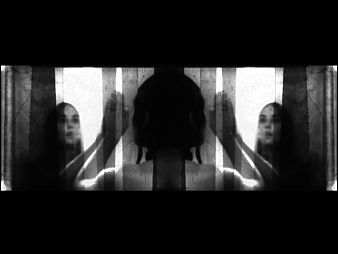filmstill s/w Frauenkopf von hinten auf beiden Seiten gespiegelt