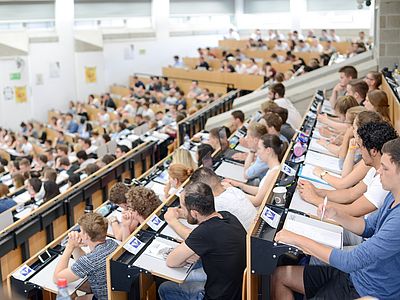 Zuhörer in einem vollen Hörsaal.