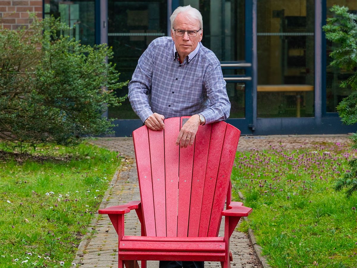Manfred Fluss Manfred Fluss steht hinter einem der Uni-typischen roten Stühle
