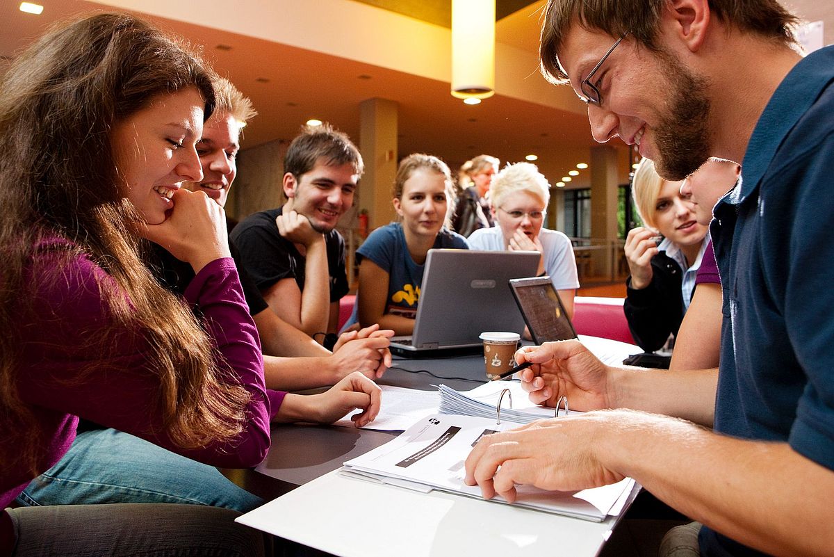 Studierende lernen gemeinsam in der Cafeteria des GW 2.