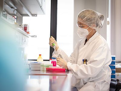 Eine Labormitarbeiterin bei der Arbeit.