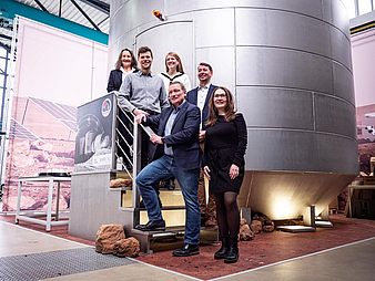 Besucher im ZARM vor dem Mars-Habitat
