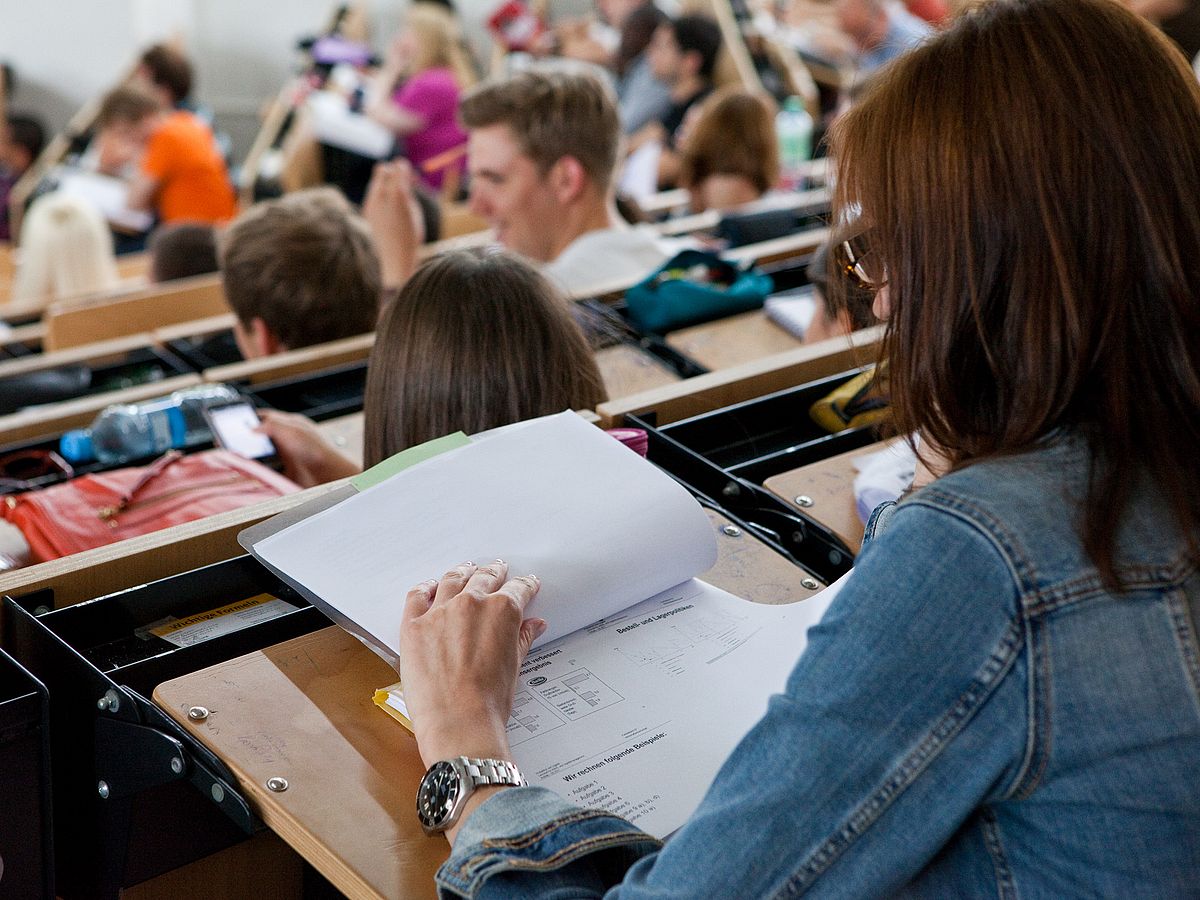 Eine Studentin im Hörsaal.