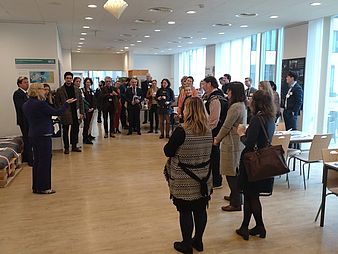 Die Teilnehmenden während der Ausstellungseröffnung durch Signe Ratso, Vize-Direktorin der Generaldirektion Forschung und Innovation der Europäischen Kommission