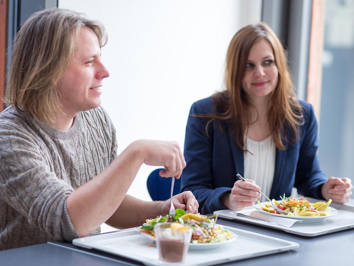 Zwei Personen beim gemeinsamen Essen.