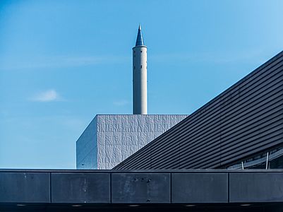 Der Fallturm aus der Ferne.