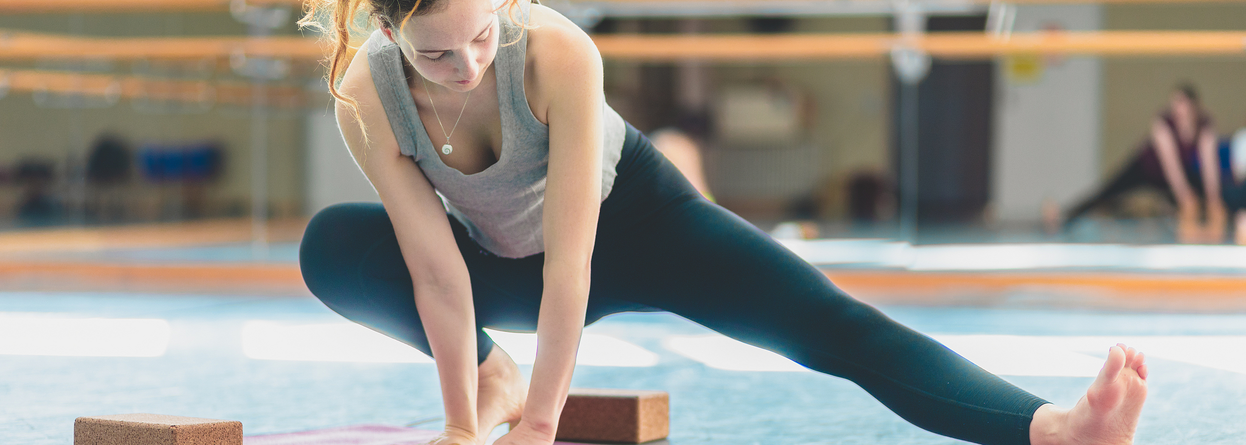 Yoga Situation vor Spiegel