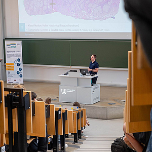 Dr. Max Schmidt hält einen Vortrag zu KI in der Pathologie