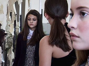 filmstill zeigt vier junge Mädchen
