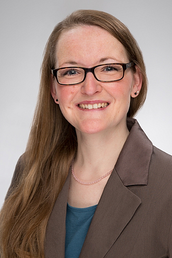 Frau lächelt in die Kamera